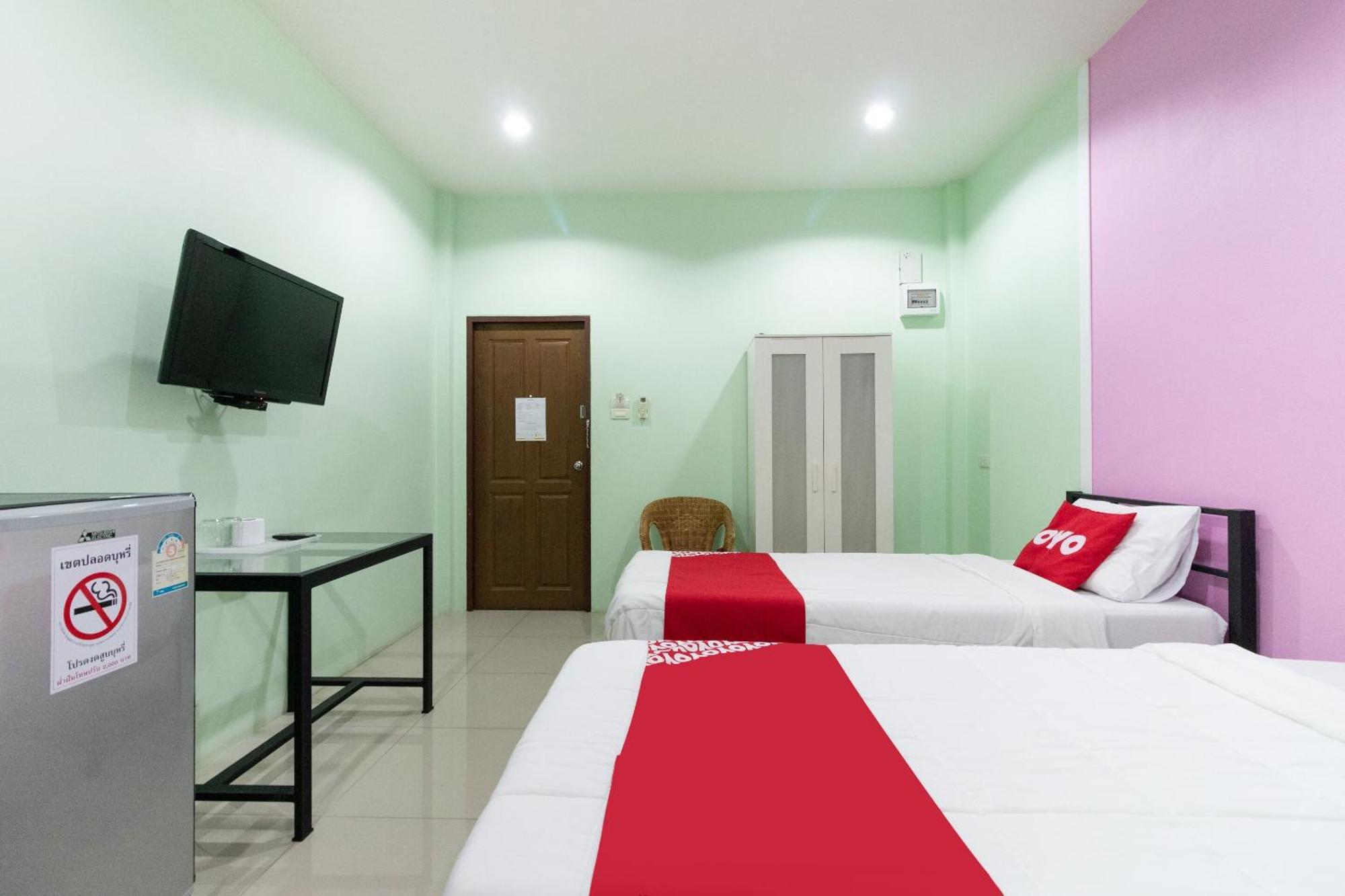 Oyo 1163 Eden Hostel Phuket Exteriör bild