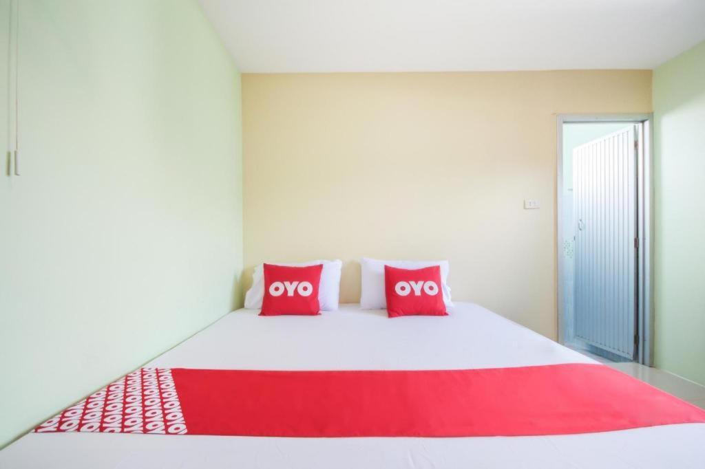 Oyo 1163 Eden Hostel Phuket Exteriör bild
