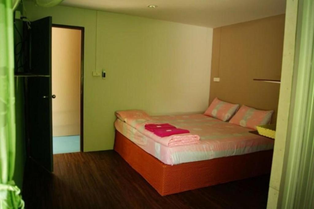 Oyo 1163 Eden Hostel Phuket Exteriör bild