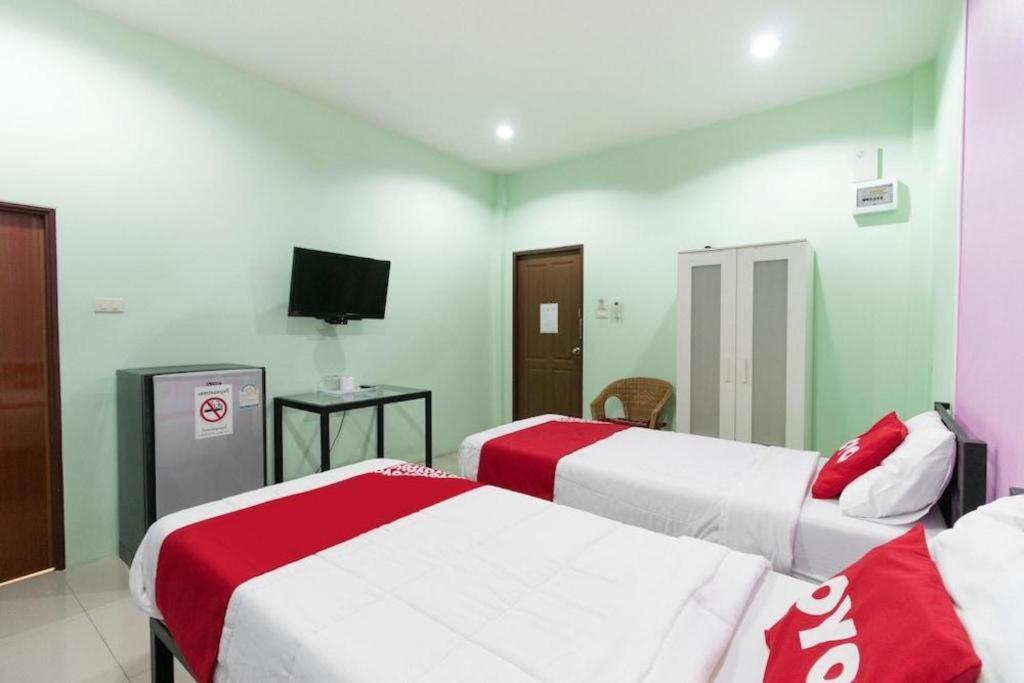 Oyo 1163 Eden Hostel Phuket Exteriör bild