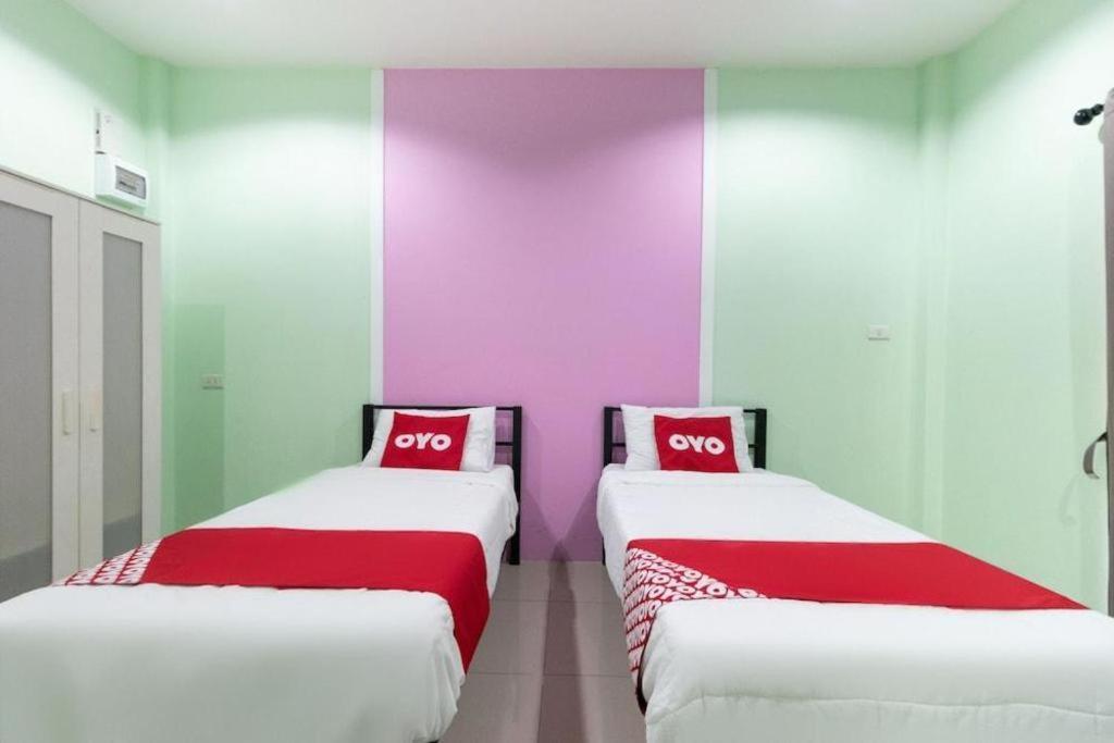 Oyo 1163 Eden Hostel Phuket Exteriör bild