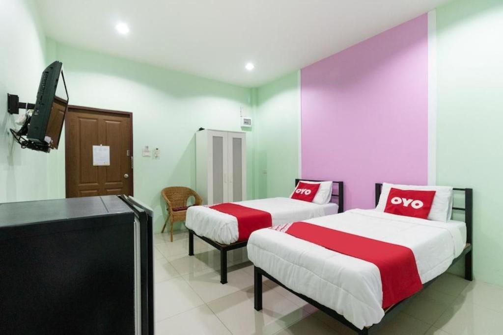 Oyo 1163 Eden Hostel Phuket Exteriör bild