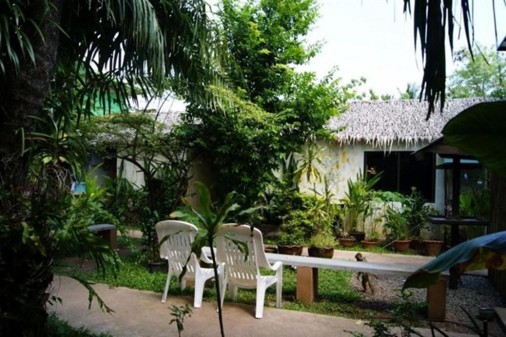 Oyo 1163 Eden Hostel Phuket Exteriör bild