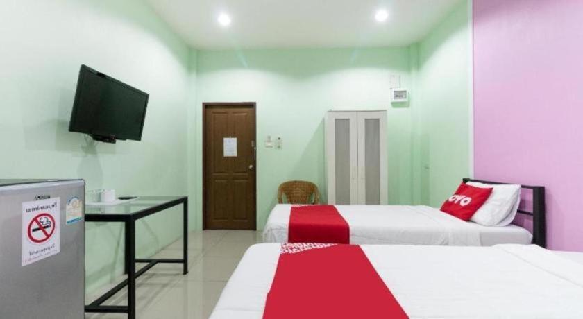 Oyo 1163 Eden Hostel Phuket Exteriör bild