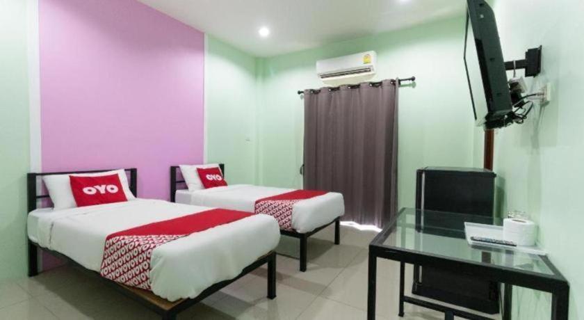 Oyo 1163 Eden Hostel Phuket Exteriör bild