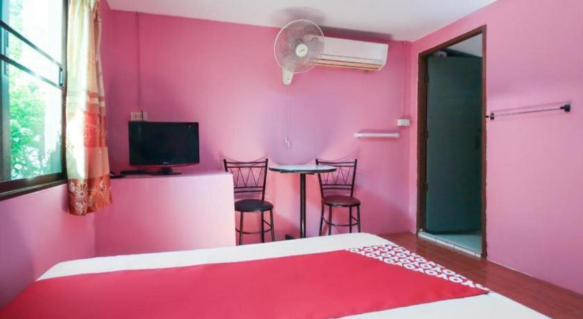Oyo 1163 Eden Hostel Phuket Exteriör bild