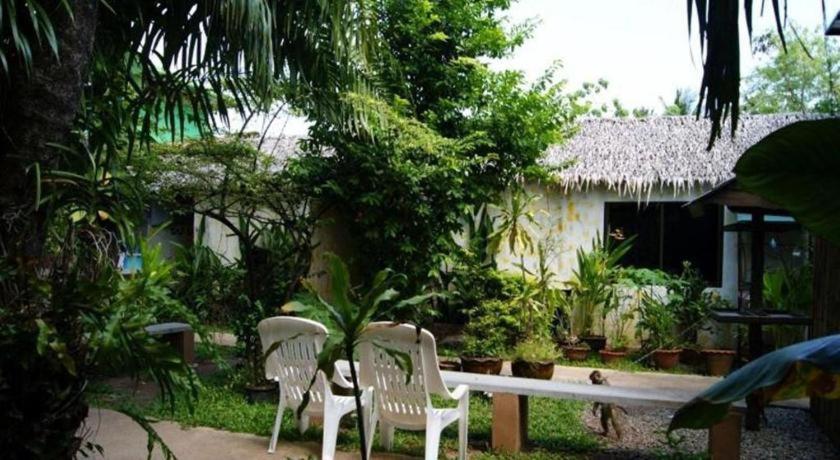 Oyo 1163 Eden Hostel Phuket Exteriör bild